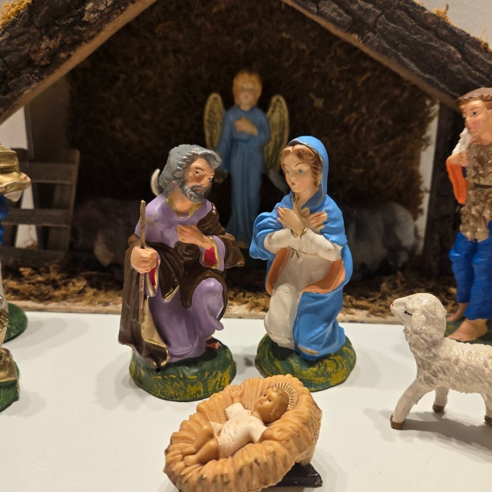 Vintage 15-piece, Nativity scene marked "Italy" (with creche)